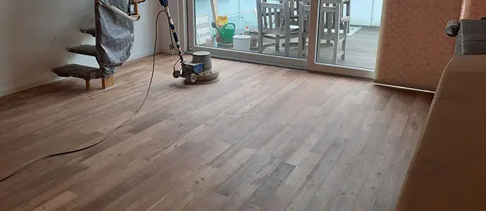 Διαδικασία τριψίματος και ανακαίνισης παρκέ από την parketo για αποκατάσταση φθορών.
